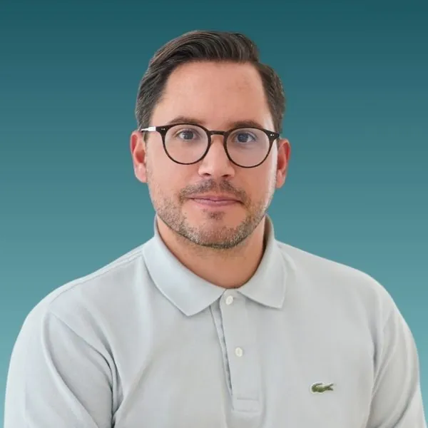 Porträt von Dr. med. Bastian Samkiewicz, Facharzt für Anästhesie, im Ärzteteam von California Skin München.