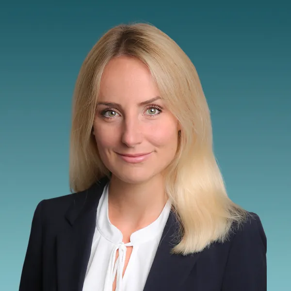 Porträt von Dr. med. Janine M. Edelmann, Ärztin mit Tätigkeitsschwerpunkt ästhetische Behandlungen bei California Skin München.